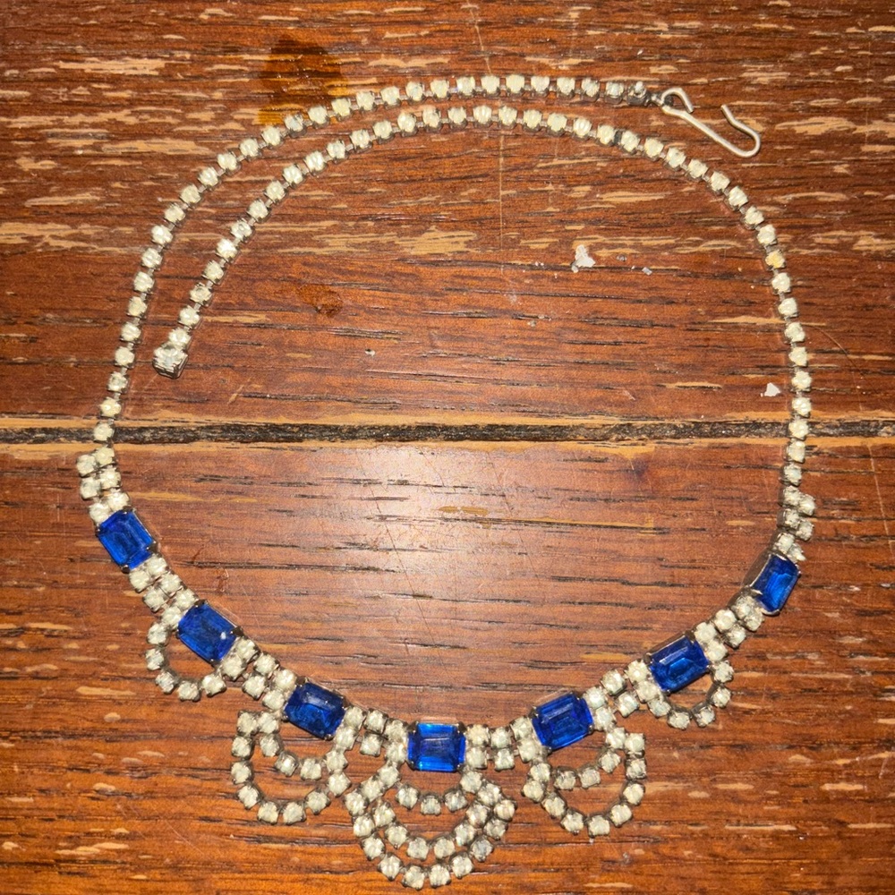 Very beautiful navy blue stones in this necklace